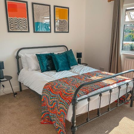 Staybynumbers - Spacious Three Bed House Royal Hillsborough Ngoại thất bức ảnh