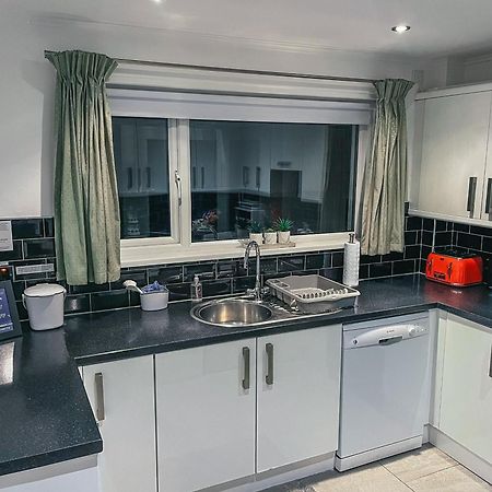 Staybynumbers - Spacious Three Bed House Royal Hillsborough Ngoại thất bức ảnh
