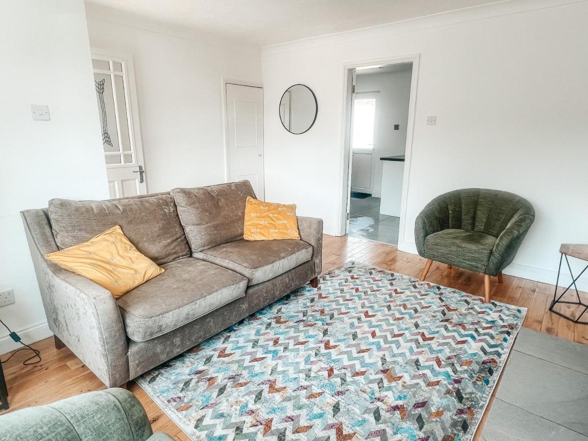 Staybynumbers - Spacious Three Bed House Royal Hillsborough Ngoại thất bức ảnh