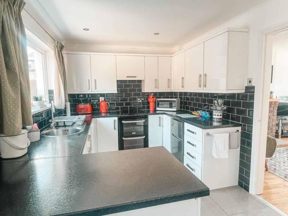 Staybynumbers - Spacious Three Bed House Royal Hillsborough Ngoại thất bức ảnh