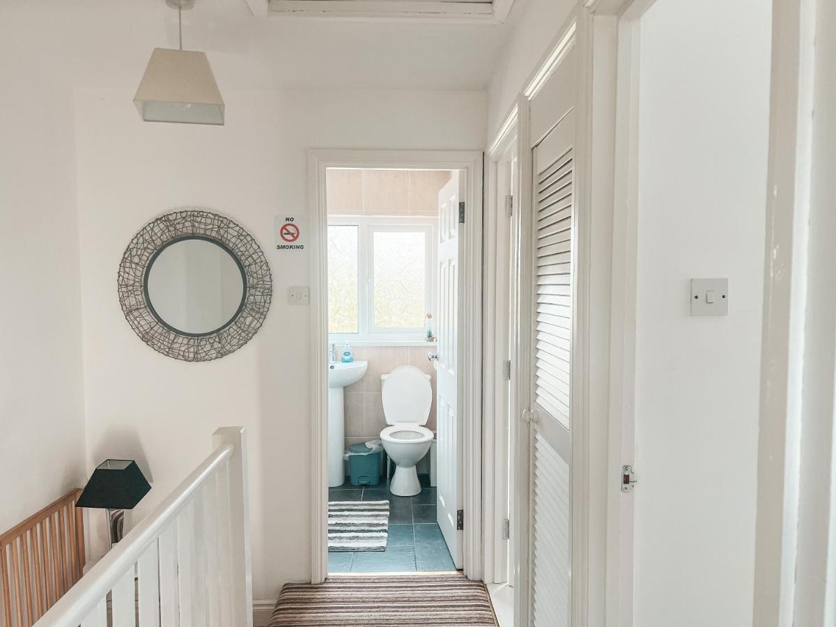 Staybynumbers - Spacious Three Bed House Royal Hillsborough Ngoại thất bức ảnh