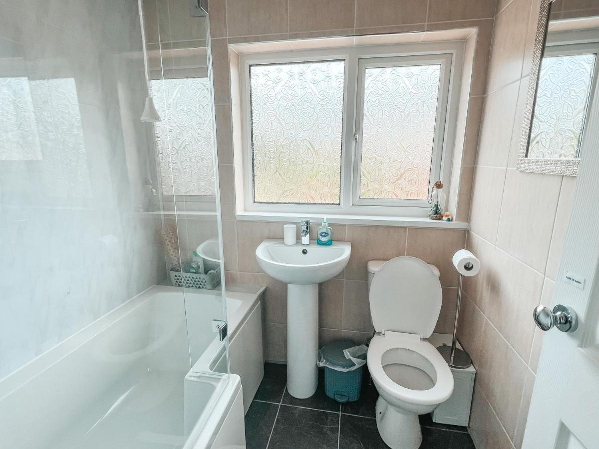 Staybynumbers - Spacious Three Bed House Royal Hillsborough Ngoại thất bức ảnh