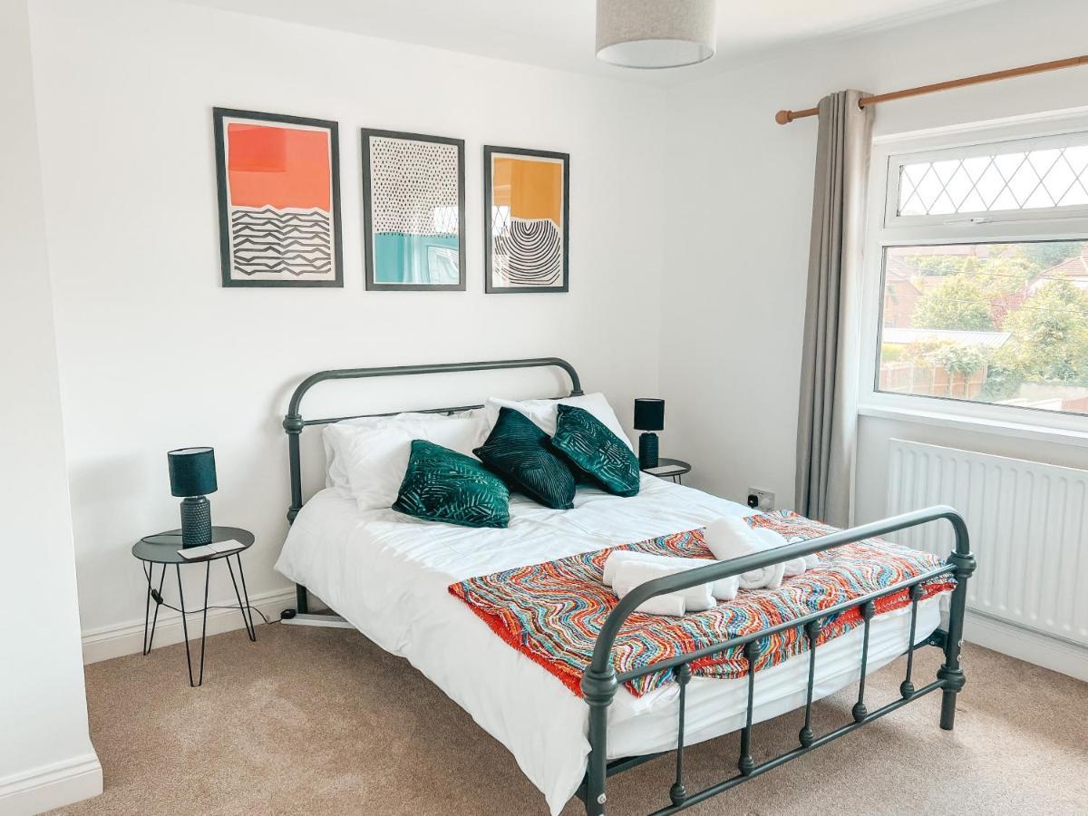 Staybynumbers - Spacious Three Bed House Royal Hillsborough Ngoại thất bức ảnh