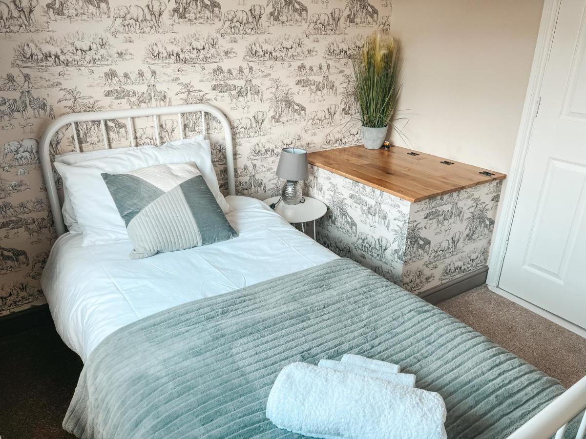 Staybynumbers - Spacious Three Bed House Royal Hillsborough Ngoại thất bức ảnh