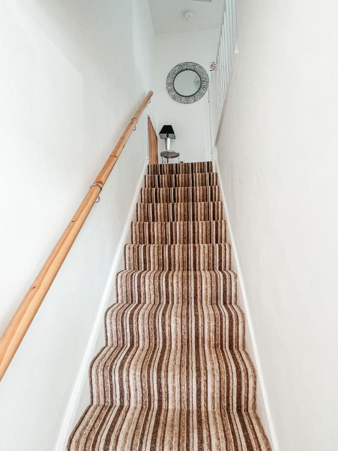 Staybynumbers - Spacious Three Bed House Royal Hillsborough Ngoại thất bức ảnh