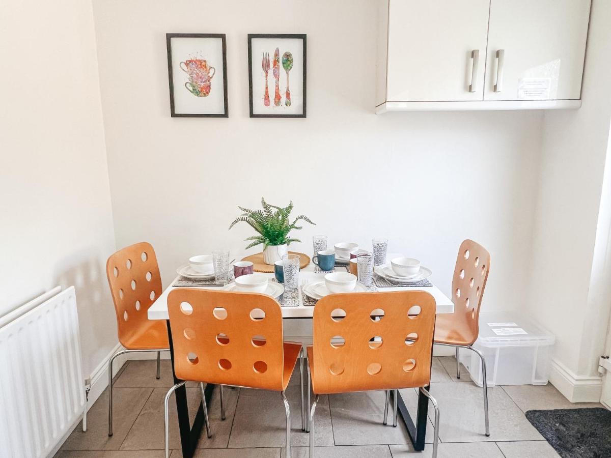 Staybynumbers - Spacious Three Bed House Royal Hillsborough Ngoại thất bức ảnh
