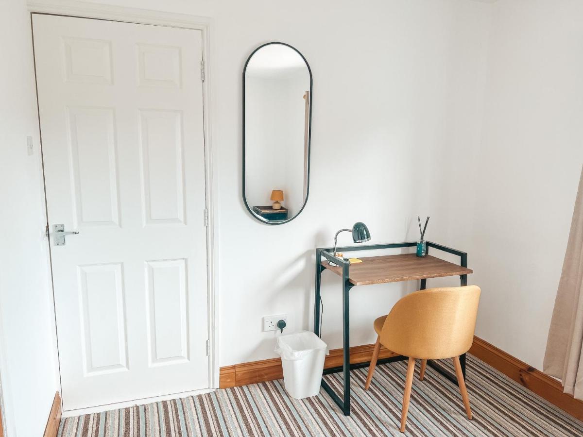 Staybynumbers - Spacious Three Bed House Royal Hillsborough Ngoại thất bức ảnh