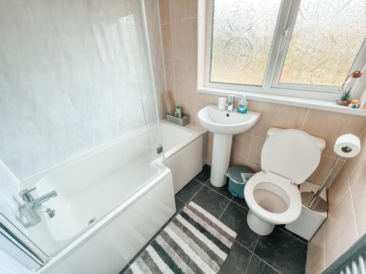 Staybynumbers - Spacious Three Bed House Royal Hillsborough Ngoại thất bức ảnh