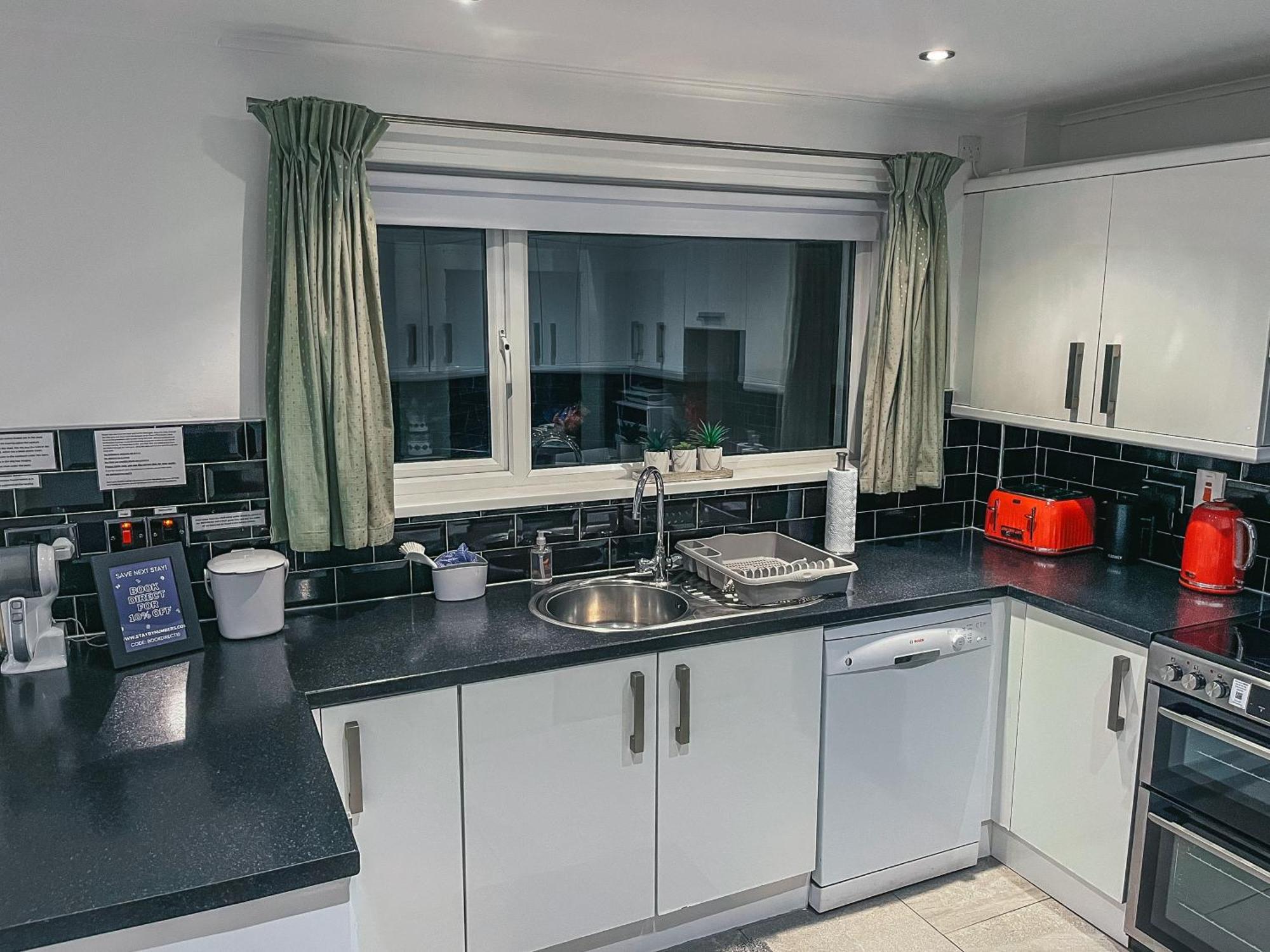 Staybynumbers - Spacious Three Bed House Royal Hillsborough Ngoại thất bức ảnh