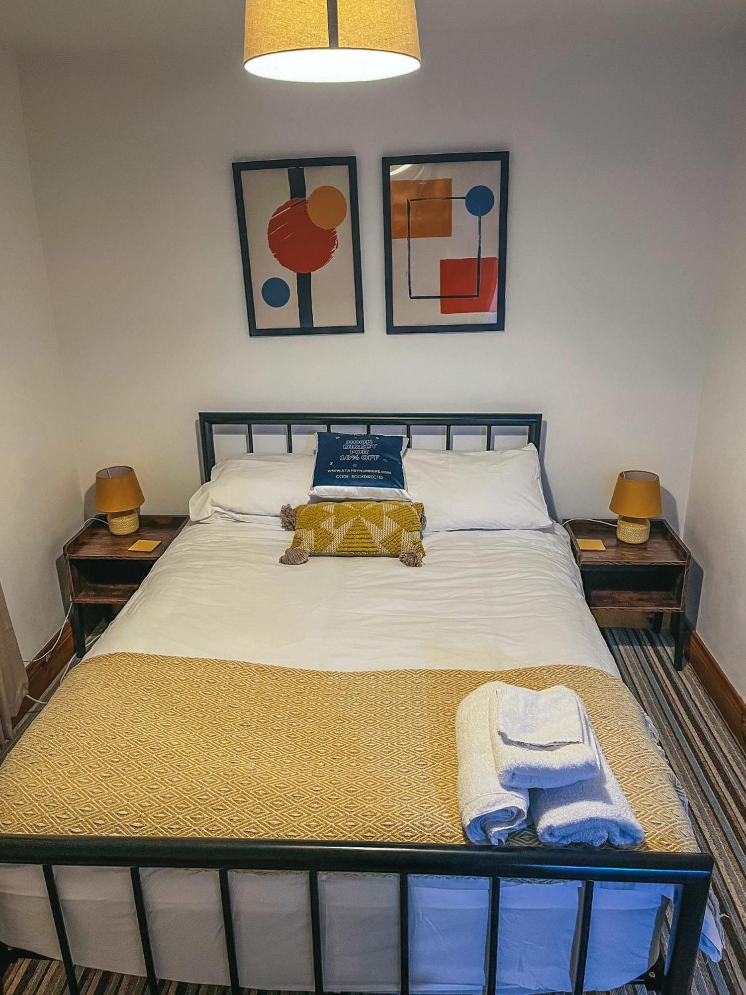 Staybynumbers - Spacious Three Bed House Royal Hillsborough Ngoại thất bức ảnh
